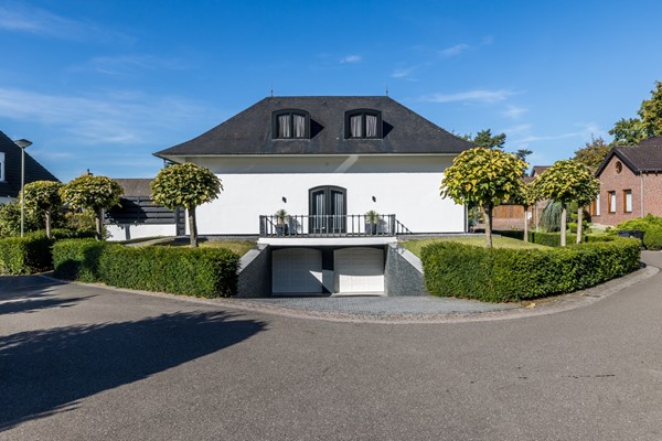Foto - Te koop: Op een schitterende en rustige locatie in de geliefde villawijk "Moltbos" staat deze stijlvolle, vrijstaande villa met een uitzonderlijk royaal woonoppervlak.